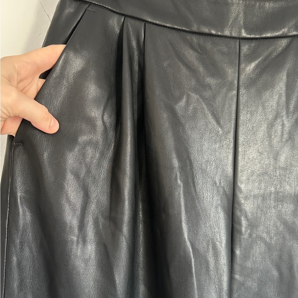 MANGO LEATHER LIKE BLACK PLEATED STRAIGHT PANTS VEGAN RETRO HIGH WAISTED 6 M - Picture 5 of 9